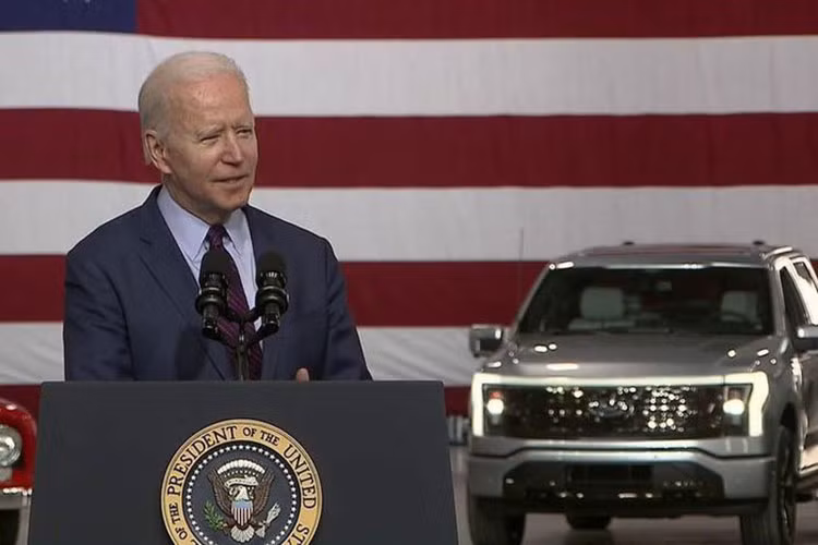 Trong khi Tổng thống Joe Biden phát biểu tại nhà máy, có thể nhìn thấy một nguyên mẫu Ford F-150 Lightning 2022 mới màu bạc không mang bất kỳ lớp ngụy trang nào. Đây rất có thể là sự cố từ phía nhà máy của Ford khi chiếc xe xuất hiện một cách rất rõ ràng ở ngay phía sau.