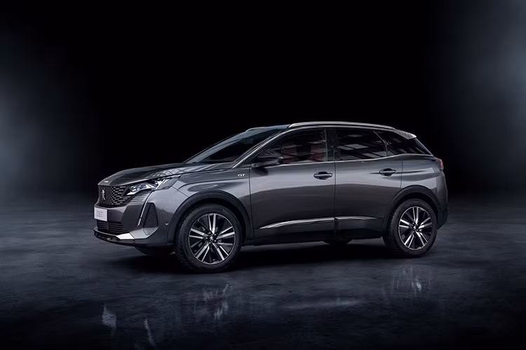 Để "dọn đường" cho mẫu xe SUV Peugeot 3008 2021 mới, Peugeot Việt Nam đang áp dụng mức giảm tiền mặt 70 triệu đồng đối với những chiếc 3008 sản xuất năm 2020 và giảm 40 triệu đồng kèm 1 năm bảo hiểm vật chất với xe sản xuất năm 2021.