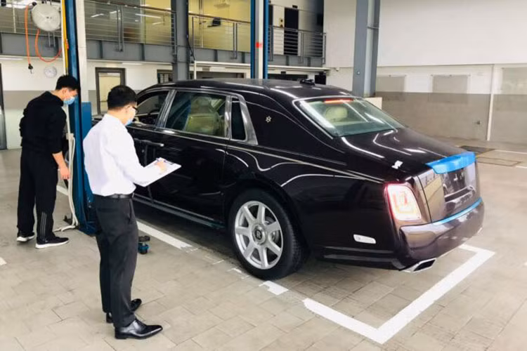 Mới đây, trên mạng xã hội lan truyền hình ảnh về một chiếc xe siêu sang Rolls-Royce Phantom VIII mới nhất được cho nhập khẩu chính hãng về nước khá lâu nhưng nay mới xuất hiện đã thu hút không ít sự quan tâm, theo dõi từ giới mê xe. Hình ảnh chụp lại cho thấy, chiếc xe siêu sang Rolls-Royce Phantom phiên bản thế hệ thứ 8 này được đeo biển kiểm soát của tỉnh Bình Thuận và được cho là số ít xe Rolls-Royce Phantom VIII được mua chính hãng tại Việt Nam.