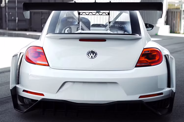 Đuôi xe được bố trí cánh gió khí động học kích thước lớn. Prior Design trang bị hệ thống ống xả kép nằm cạnh khuếch tán gió cản sau.