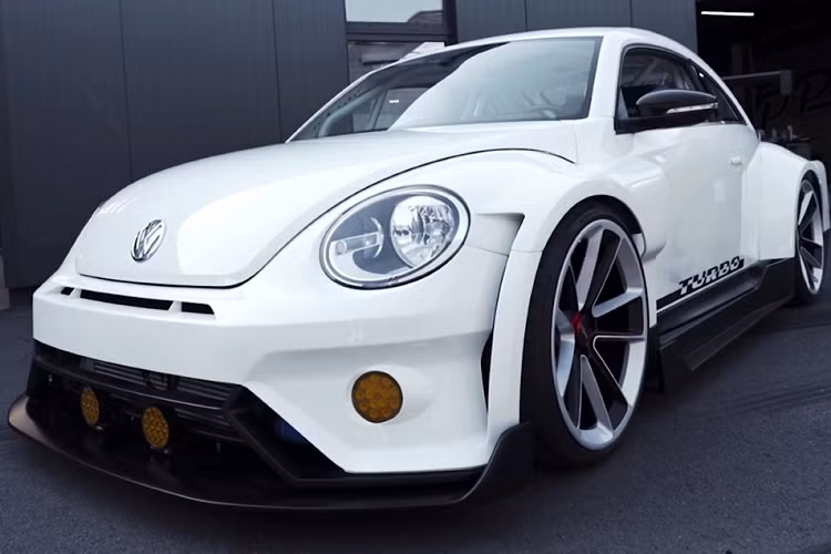 Mới đây, hãng độ nổi tiếng Prior Design đã kết hợp cùng JP Performance ra mắt gói nâng cấp thân rộng cho chiếc xe Volkswagen Beetle đặc biệt mang đầy biểu tượng này.