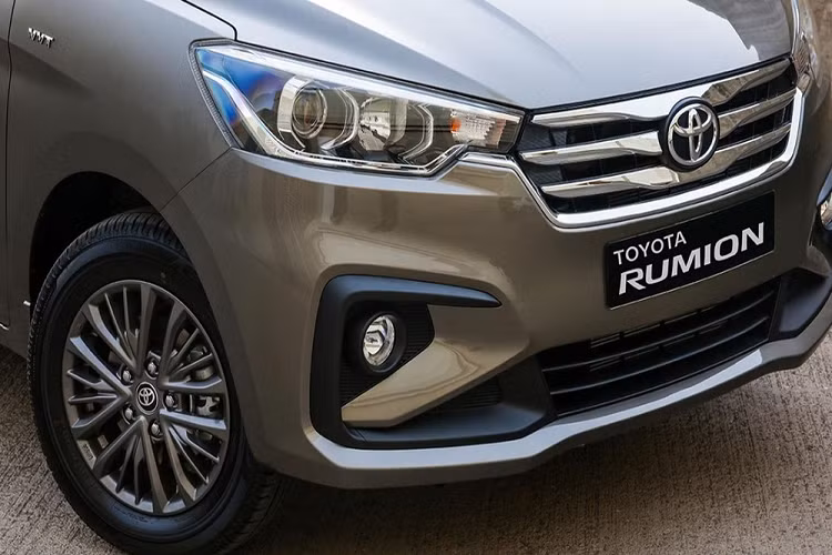 Trong khi đó, những chi tiết thiết kế ngoại thất còn lại của Toyota Rumion như đèn pha, cản trước, đèn sương mù, sườn xe, vành la-zăng, đèn hậu và cản sau đều giống hệt với Suzuki Ertiga.