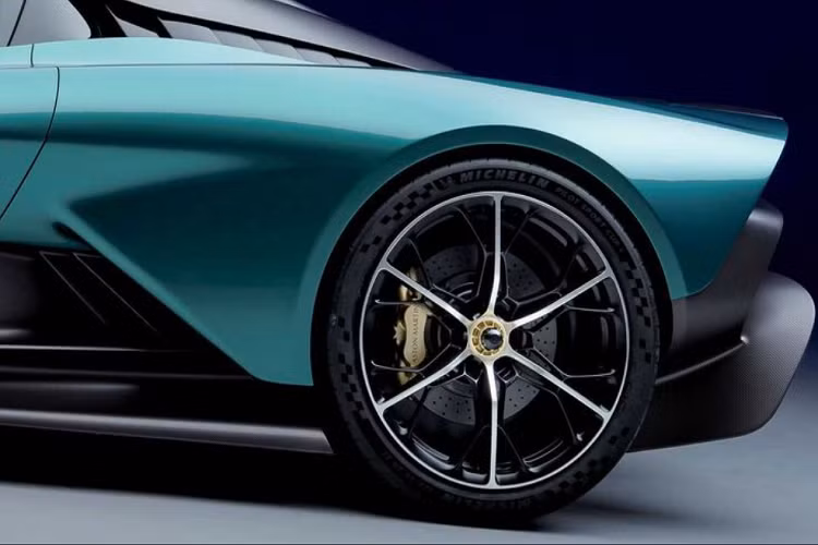 Sự thay đổi lớn nhất nằm ở hệ truyền động, Aston Martin Valhalla 2022 mới bản sản xuất sẽ được trang bị động cơ tăng áp kép V8 4.0L đặt sau thay vì loại V6 3.0L như công bố trước đó. Khả năng cao cỗ máy V8 mới có nguồn gốc từ Mercedes-AMG, Aston Martin cho biết đây là động cơ V8 tiên tiến nhất, phản ứng nhanh nhất và cho hiệu suất cao nhất từng được trang bị cho xe Aston Martin.