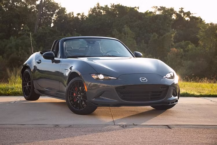 Có một số chiếc Mazda MX-5 có chỉ số trên công-tơ-mét tới mốc 500.000 dặm (khonar 80.467 km) nên MX-5 dễ dàng vượt qua tiêu chí đánh giá của Top Gear để lọt vào danh sách này. Xe có giá bán dao động từ Mazda MX-5 2022 có giá bán dao động từ 26.190 USD – 32.165 USD (khoảng 600 - 737 triệu đồng).