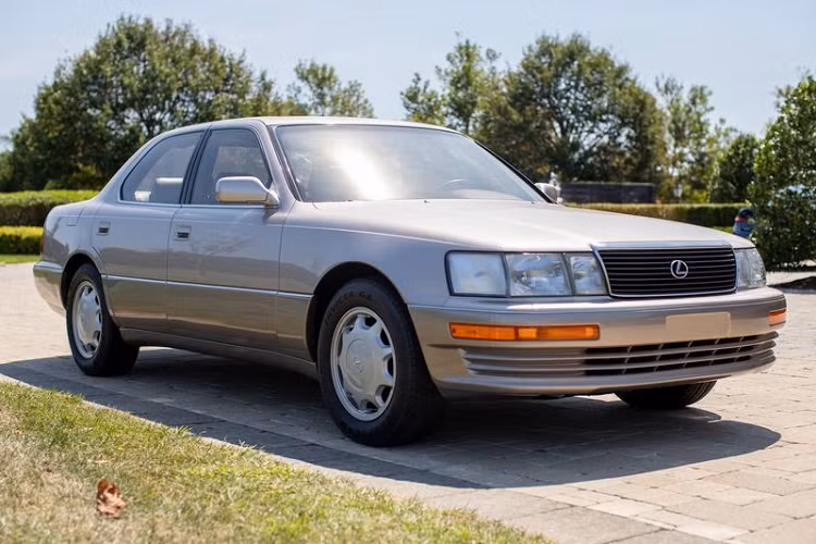 Lexus LS400 được trang bị động cơ V8, và cũng dễ dàng đạt được quãng đường 300 nghìn dặm mà không cần sửa chữa nhiều. Hiện nay, LS400 là dòng xe cổ được nhiều người tìm mua với mục đích sưu tầm.