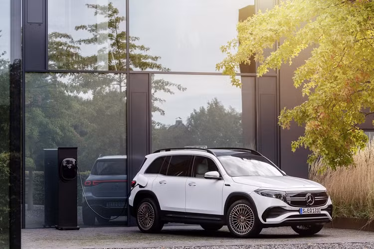 Ở bản 5 chỗ, Mercedes-Benz EQB 2022 có thể tích khoang hành lý dao động từ 495 - 1.710 lít. Con số tương ứng ở bản 7 chỗ là 465 - 1.620 lít. Trước mặt người lái là mặt táp-lô có thiết kế khá giống với Mercedes-Benz GLB, trừ một số chi tiết ốp trang trí và màu sắc. Tùy phiên bản, mẫu SUV chạy điện này sẽ có những chi tiết trang trí màu vàng hồng ở cửa gió điều hòa, ghế và khóa điều khiển từ xa.
