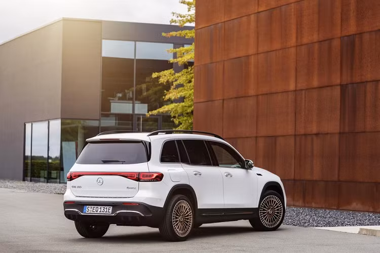 Là phiên bản chạy điện của mẫu SUV hạng sang Mercedes-Benz GLB, EQB mới có chiều dài 4.684 mm, chiều rộng 1.834 mm, chiều cao 1.667 mm và chiều dài cơ sở 2.829 mm. So với GLB thông thường, mẫu SUV Mercedes-Benz EQB chạy điện này dài hơn 50 mm và cao hơn 5 mm. Đặc biệt, Mercedes-Benz EQB 2021 còn có hệ số lực cản không khí thấp, chỉ 0,28 Cd.