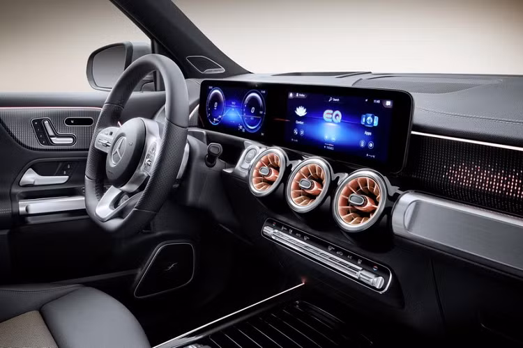 Đằng sau, Mercedes-Benz EQB 2022 được trang bị cụm đèn hậu LED, nối với nhau bằng dải đèn LED ở giữa. Trong khi đó, khu vực lắp biển số của xe được dịch xuống cản sau. Ngoài ra, trên cản sau còn có nẹp mạ crôm với thiết kế uốn lượn mềm mại. Nhờ chiều dài cơ sở khá lớn, Mercedes-Benz EQB 2021 đi kèm nội thất rộng rãi bên trong với chiều cao 1.035 mm ở hàng ghế trước và 979 mm ở hàng ghế thứ 2.