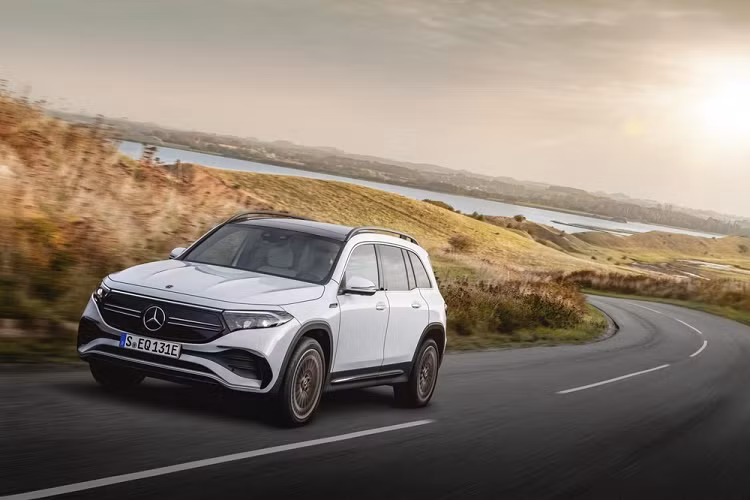 Tại triển lãm Ô tô Thượng Hải 2021 hiện đang diễn ra tại Trung Quốc, hãng hãng xe sang Đức đã chính thức vén màn mẫu SUV chạy điện hoàn toàn mới mang tên Mercedes-Benz EQB 2022 mới. Đây là mẫu ô tô chạy hoàn toàn bằng điện thứ 5 của thương hiệu ngôi sao 3 cánh, sau Mercedes-Benz EQA, EQC, EQV và EQS.