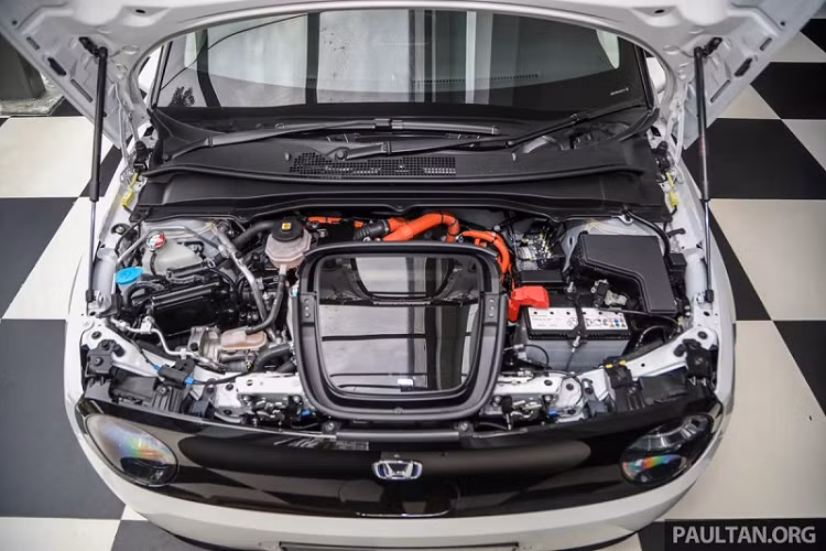 Chiếc Honda e hiện đang có mặt tại Malaysia là phiên bản Advance, được bổ sung thêm các tính năng như hỗ trợ đỗ xe tự động, hệ thống âm thanh cao cấp, camera đa góc nhìn và màn hình hiển thị chướng ngại vật phía sau khi lùi xe. Phiên bản Advance sử dụng bộ mâm 17 inch lớn hơn (bản Standard được trang bị mâm 16 inch), đi kèm bộ lốp Michelin Pilot Sport 4 cỡ 205/45.