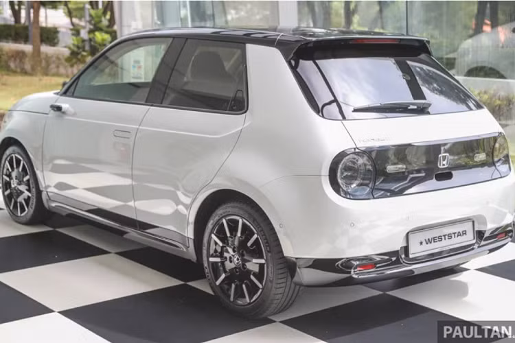 Cung cấp sức mạnh cho Honda e là một mô-tơ điện đặt ở trục sau, với năng lượng từ bộ pin lithium-ion 35,5 kWh tích hợp trên sàn xe.