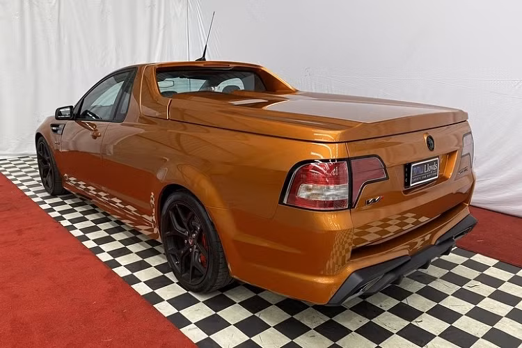 Minh chứng là chiếc HSV GTSR Maloo W1 đời 2017 quý hiếm dưới đây đang được đấu giá trực tuyến tại Úc với số tiền cao hơn giá khởi điểm của một chiếc McLaren 720S. Cụ thể là tính tới thời điểm hiện tại, chiếc HSV GTSR Maloo W1 2017 này đã được một người dùng ra giá 715.000 đô la Úc (tương đương 12,8 tỷ đồng). Nếu ở Mỹ, số tiền này là đủ để mua lấy gần 9 chiếc Chevrolet Corvette mới tinh.