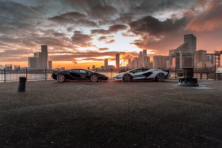 Lamborghini Sian là siêu xe phiên bản đặc biệt, được ra mắt tại triển lãm Frankfurt Motor Show 2019. Sian được xây dụng dựa trên nền tảng của chiếc Aventador nhưng chịu ảnh hưởng thiết kế của chiếc concept Terzo Millennio ra mắt vào năm 2017. Một số chuyên gia cũng nhận định Sian chịu ảnh hưởng đôi chút từ huyền thoại Countach.