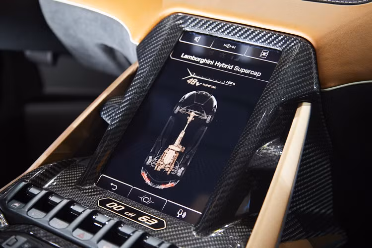 Điểm nổi bật nhất ở công nghệ mild-hybrid của Lamborghini Sian là bộ siêu tụ điện, có hiệu suất gấp 3 lần bộ pin lithium-ion có cùng kích thước. Lamborghini Sian có thể tăng tốc 0-100 km/h trong 2,8 giây, trước khi đạt tốc độ tối đa 350 km/h. 