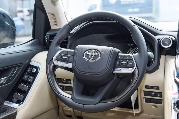 Được biết, các dòng xe Toyota Land Cruiser thế hệ mới đang lăn bánh tại dải đất hình chữ S phần lớn được nhập khẩu chính hãng và có thể tiết kiệm cho chủ nhân hơn 2 tỷ đồng so với các xe Toyota Land Cruiser 2022 nhập Trung Đông được các công ty nhập khẩu tư nhân đang tranh thủ mang về dải đất hình chữ S để trả đơn hàng cho khách.