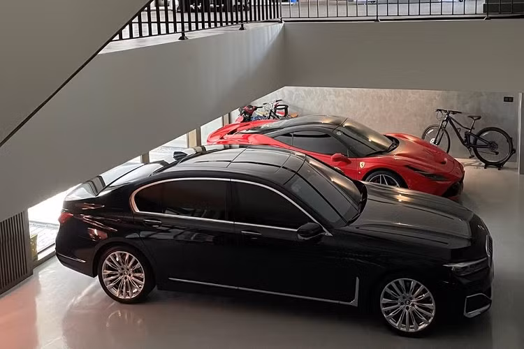 Từ nhà riêng ở quận 7, Cường Đô la không chọn chìa khóa siêu xe Ferrari F8 Tributo, cũng chẳng phải là chiếc xe tốc độ Mercedes-AMG GT R hay Coupe siêu sang Rolls-Royce Wraith, thay vào đó, chiếc xe sang BMW 740Li Pure Excellence được chồng của anh chỉ định để tài xế đưa mình xuống Bình Dương đi làm sau gần 4 tháng ở nhà chống dịch Covid-19.