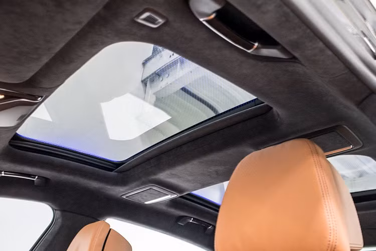Hàng ghế sau của BMW 740Li Pure Excellence là nơi Cường Đô la hay ngồi nhất sẽ có thêm trang bị tủ lạnh BMW Invidiual 15 lít, cửa sổ trời Panorama Sky Lounge với 15.000 điểm sáng LED tạo hiệu ứng ánh sáng huyền ảo.