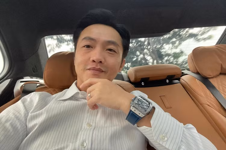 Doanh nhân Nguyễn Quốc Cường hay còn được nhiều người biết đến với biệt danh Cường Đô la là một người không chỉ thành công trong lĩnh vực bất động sản cũng như chuỗi nhà hàng do anh và vợ làm chủ mà còn có đam mê rất lớn với siêu xe. Chính vì điều này mà nhiều người luôn theo dõi dân chơi siêu xe Cường Đô la trên các hành trình.