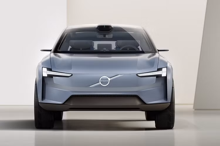 Mặc dù sắp ra mắt trong năm 2022, nhưng ông Samuelsson vẫn giữ kín tên gọi tiếp theo của XC90. Ông cho biết Volvo vẫn đang thảo luận trong nội bộ và có được một số lựa chọn thú vị cũng như rất sáng tạo.