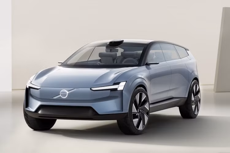 Trao đổi với Autocar, Giám đốc điều hành hãng xe ôtô Volvo, ông Hakan Samuelsson cho biết thế hệ tiếp theo của XC90 sẽ có một tên gọi giàu cảm xúc hơn hẳn so với những con số và chữ cái như hiện tại. “Ngày nay, nếu các bạn tìm một dòng xe nào đó của Volvo, chúng sẽ có những tên gọi rất thuần cơ khí như XC, T8, All-Wheel-Drive, DOHC cam kép, và được mô tả như đặc điểm kỹ thuật ở phía sau nhiều chiếc xe” ông Samuelsson cho biết.
