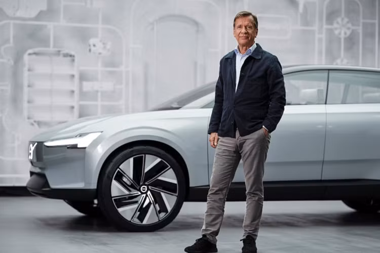 Và Volvo của Thuỵ Điển dường như đang đi ngược xu thế của ngành công nghiệp vốn đề cao khả năng phân loại các dòng xe bởi số và chữ. Gần đây, Volkswagen đang tiến hành loại bỏ động cơ đốt trong và chú trọng phát triển động cơ điện.