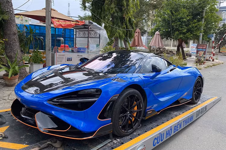 Sau gần nửa năm về nước, đại gia lan đột biến cuối cùng cũng đã đăng ký thành công biển số cho siêu xe McLaren 765LT của mình. Chiếc xe này mang ngoại thất sơn màu xanh dương Paris đẹp mắt cùng chi tiết tùy chọn nắp capô và cánh gió đuôi của xe là carbon, ngoài ra cản va trước cũng như nẹp sườn bên hông hay khuếch tán sau có thêm họa tiết màu cam tạo điểm nhấn cho xe.