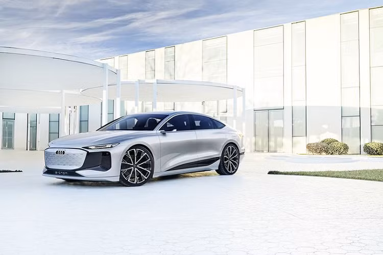 Tuy nhiên, Audi cho biết bản sản xuất của A6 E-Tron sẽ có nhiều biến thể sức mạnh, bao gồm các cấu hình cơ bản chỉ dùng một động cơ điện gắn sau với khả năng tăng tốc từ 0 - 100 km/h trong khoảng 7 giây. Trong khi đó, phiên bản hiệu suất cao chỉ cần chưa đến 4 giây để làm điều tương tự.