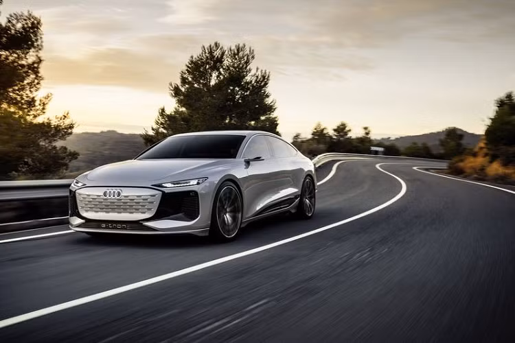 Mới đây, Audi đã chia sẻ thêm về mẫu concept A6 E-Tron, theo đó, phiên bản sản xuất của Audi A6 E-Tron 2022 mới sẽ được lên dây chuyền lắp ráp vào năm 2023. Hãng xe Đức cho biết thiết kế thân xe của A6 E-Tron là sự gợi mở về các mẫu xe thương mại trong tương lai của Audi.