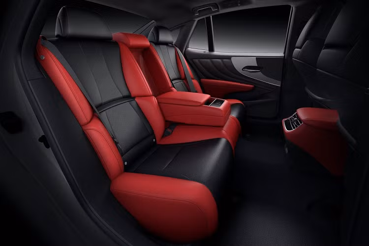 Bên trong, chiếc sedan đầu bảng của Lexus có các tùy chọn màu nội thất gồm Chateau, Hazel và Black. Các trang bị tiêu chuẩn gồm nội thất bọc da bán tổng hợp, hàng ghế trước chỉnh điện 28 hướng tích hợp sưởi ấm và làm mát, hàng ghế sau chỉnh 18 hướng, điều hòa 4 vùng tự động.