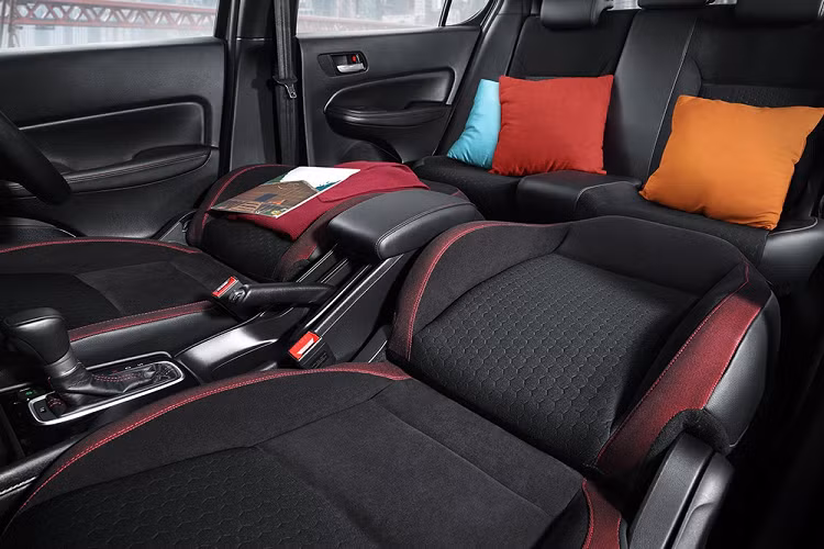 Hiện giá xe Honda City hatchback 2021 tại thị trường Indonesia chưa được công bố. Tuy nhiên, theo thông tin rò rỉ vào hồi tháng 1/2021, mẫu xe này có giá chưa thuế là 221 triệu Rupiah (khoảng 367 triệu đồng) cho bản số sàn và 213 triệu Rupiah (354 triệu đồng) cho bản CVT.