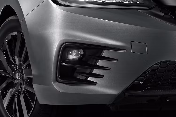 Dù ở phiên bản dùng hộp số nào, Honda City Hatchback 2021 tại Indonesia cũng có những trang bị ngoại thất màu đen như lưới tản nhiệt màu đen, ăng-ten hình vây cá, cánh gió mui, vỏ gương ngoại thất, bộ khuếch tán gió sau và trang trí hốc đèn sương mù trước.