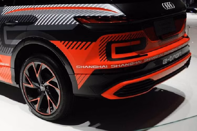 Con số trên Audi Shanghai hạng sang điện này khiến nó dài gần bằng SUV Audi e-tron đang được bán tại nhiều nơi trên thế giới, và một số nguồn tin địa phương nói rằng nó sẽ được chế tạo dựa trên khung gầm MEB của Volkswagen Group, tương tự như Q4 e-tron and Q4 Sportback e-tron cỡ nhỏ hơn. Chiếc xe concept được trưng bày ở triển lãm có bọc ngụy trang với dấu ấn e-tron và tất cả cửa sổ đều được che đen kịt, đồng nghĩa công ty chưa sẵn sàng hé lộ nội thất của xe mới