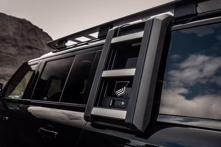 Tô điểm cho ngoại thất trên chiếc Land Rover Defender sơn Tuxedo Black đúng như tên gọi. Chỉ lớp sơn mới là không đủ để phân biệt bản độ Valiance với một chiếc Defender thông thường, do đó Heritage Customs đã thực hiện thêm một số thay đổi trực quan rõ ràng hơn.