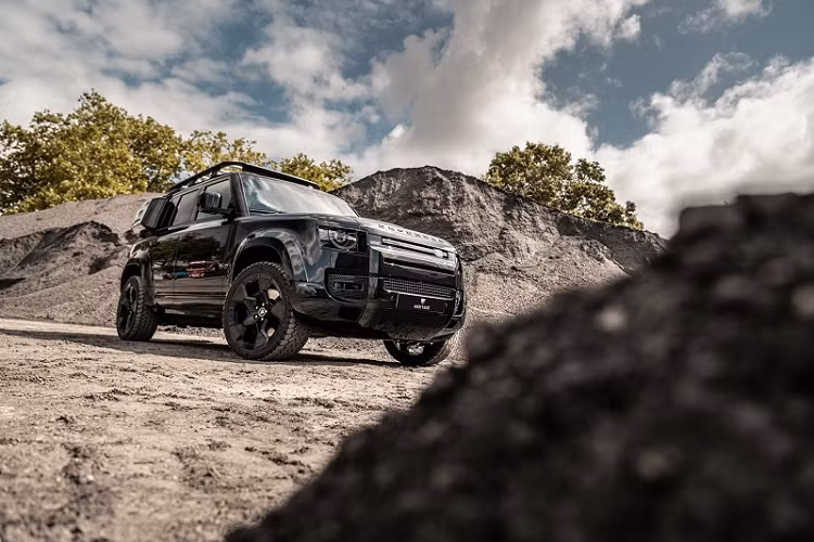 Khoang nội thất của Land Rover Defender độ Heritage Customs sửa đổi với bàn đạp kim loại mới, màu sơn Tuxedo Black tương tự xuất hiện trên các chấu vô lăng, cạnh dưới của bảng điều khiển trung tâm, nắp chụp loa và các tay nắm cửa.