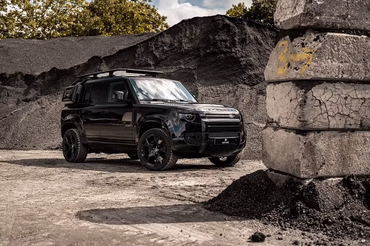 Được biết đến những dự án độ xe thực hiện trên Land Rover Defender đa dụng, hãng độ Heritage Customs đến từ Hà Lan vừa cho ra mắt một sản phẩm mới có tên gọi Valience Tuxedo Black. Theo đó, sản phẩm độ này lấy cảm hứng từ chính nhân vật James Bond với những bộ tuxedo thanh lịch nhằm mục đích tôn vinh bộ phim “No Time To Die” mới nhất trong series “Điệp viên 007”.
