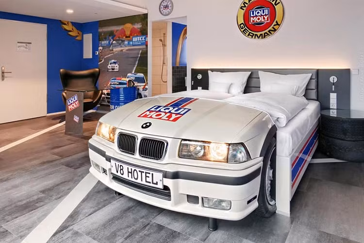 Vì V8 Hotel có trụ sở tại Stuggart, nên nó cũng cung cấp các chuyến tham quan tại các bảo tàng Mercedes-Benz và Porsche. Nhưng hoạt động hấp dẫn nhất là chương trình “Drive It”, cho phép bạn lái thử xe trong khi ở khách sạn.