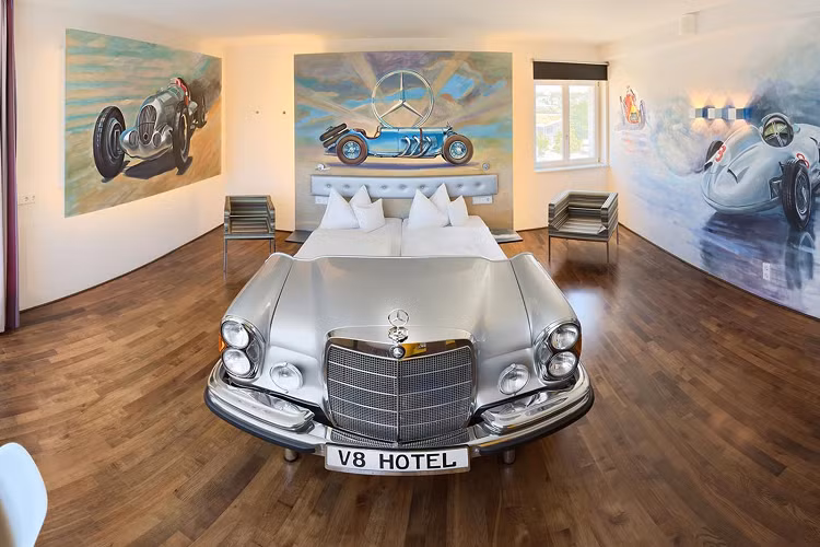 Nằm ở trung tâm của Stuttgart trong khu vực MotorWorld, V8 Hotel cho dân mê xe được thiết kế khá độc. Kể từ năm 2018, khách sạn này đã thu hút mọi người từ khắp nơi trên thế giới với 153 phòng, trong đó có 26 phòng được thiết kế theo chủ đề đặc biệt với nội thất và giường làm từ phụ tùng xe thật. Không chỉ vậy, khách sạn còn cung cấp một loạt các hoạt động, tất cả đều hướng đến những người yêu thích ôtô, môtô, và thậm chí máy bay.