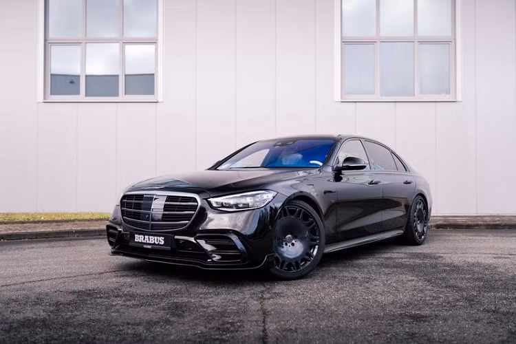 Được tạo ra cho những chiếc Mercedes-Benz S-Class 2021 mới đã trang bị gói AMG Line, các điều chỉnh của Brabus bao gồm cánh gió trước mới giúp cải thiện khí động học, khe gió bên mới, đèn LED bên hông, cản sau sửa đổi với những đường cắt xẻ táo bạo và cặp ống xả kép thể thao. Brabus cho biết hãng cũng đang chế tạo một cánh lướt gió sợi carbon trần phía sau cho S-Class.