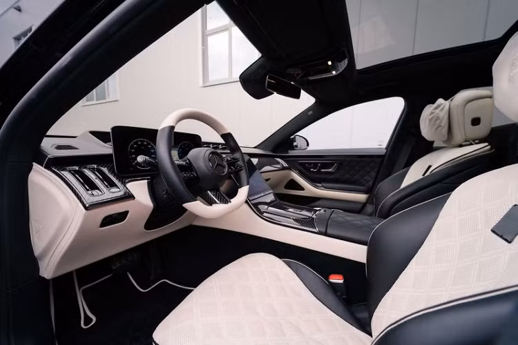 Brabus cung cấp khá nhiều lựa chọn la-zăng cho S-Class 2021 với kích thước 19, 20 hoặc 21 inch và được hoàn thiện trong nhiều kiểu thiết kế đa dạng, kết hợp với lốp Continental, Pirelli hoặc Yokohama. Chiếc S-Class 2021 trong bài được trang bị mâm nhôm 21 inch sơn đen, đi kèm lốp cao su 265/35 phía trước và 305/30 phía sau.