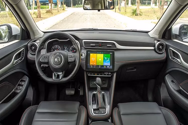 MG ZS Smart Up mới sử dụng màn hình cảm ứng 10,1 inch lớn hơn bản cũ 8 inch, màn hình hiển thị sắc nét hơn. Ngoài ra, ZS mới còn được tích hợp camera 360 độ hiển thị 3D, trong khi bản cũ chỉ là camera lùi thông thường. Các núm xoay điều chỉnh của hệ thống điều hòa cũng được thay đổi sang hàng phím piano hiện đại và tinh tế hơn. Phanh tay điện tử tích hợp giữ phanh tự động cũng là trang bị mới trên phiên bản 2021.