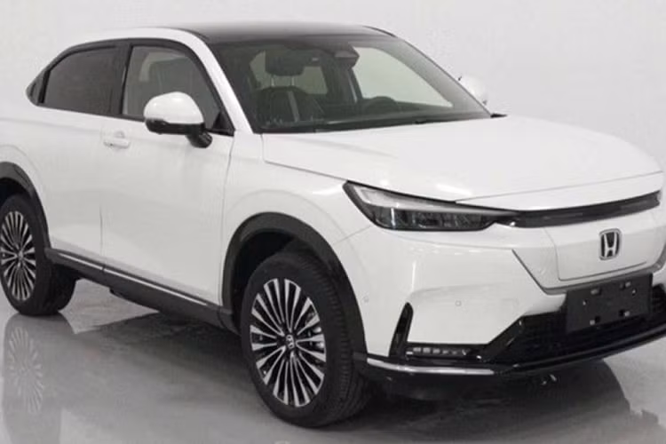 Vào tháng 4 vừa qua, Honda đã trình làng nguyên mẫu E Prototype tại Triển lãm Ô tô Thượng Hải như một lời báo hiệu dành cho phiên bản chạy điện của HR-V thế hệ thứ ba. Cho đến tháng 10, những hình ảnh về Honda HR-V chạy điện phiên bản sản xuất sau đó đã được công bố bởi Bộ Công nghiệp và Công nghệ Thông tin Trung Quốc.