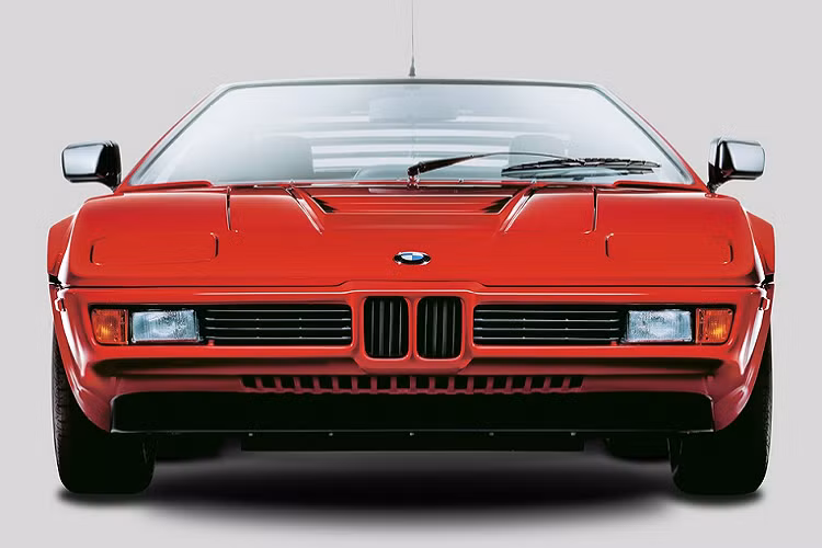 Lưới tản nhiệt quả thận có sự thay đổi tiếp theo vào năm 1978, với chiếc BMW M1 - mẫu xe BMW sử dụng động cơ đặt giữa đầu tiên được sản xuất số lượng lớn. Hai "quả thận" vẫn nhỏ gọn, tuy nhiên phần đầu xe chứa lưới tản nhiệt và cụm đèn được làm phẳng hoàn toàn. Kiểu thiết kế này sau đó xuất hiện trở lại trên BMW Z1 đời 1988 và BMW 8 Series 1989.