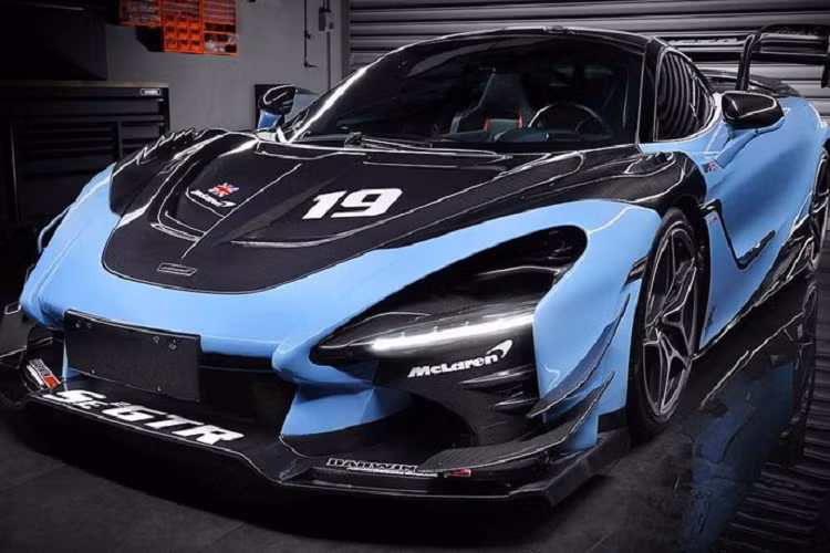  Siêu xe McLaren 720S ra mắt vào năm 2017 và sau đó một năm thì hãng siêu xe Anh Quốc trình làng siêu phẩm Senna, vì vậy, có không ít người cảm thấy tiếc nuối vì đã vội mua 720S. 