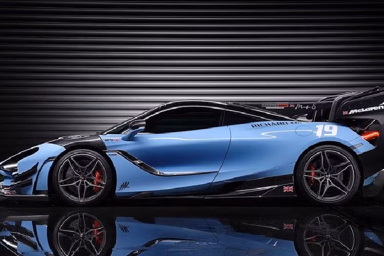 Ngoài ra, khách hàng có thể đặt mua thêm cánh gió khổng lồ phía sau cho 720S - cũng lấy cảm hứng từ Senna GTR. Darwinpro cung cấp 2 loại: cánh gió trên cốp bằng sợi carbon giá 6.875 USD (khoảng 157 triệu đồng) và loại có thêm nắp ở 2 bên có giá 9.375 USD (khoảng 215 triệu đồng).