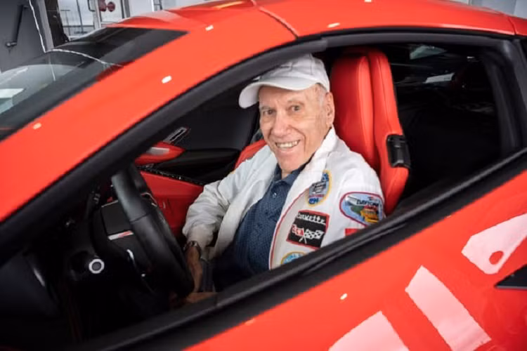 Ông Chuck Cook, 90 tuổi, đã mua chiếc xe thể thao Chevrolet Corvette C8 2021 mới để làm quà sinh nhật cho bản thân. Rõ ràng đây là một trường si mê xe mà có thể dùng làm niềm cảm hứng cho mọi lứa tuổi. Chuck Cook là một cựu binh sinh sống tại Leesburg, Florida, và chiếc Corvette C8 mới chính là món quà ông ấy tự dành tặng cho mình nhân dịp sinh nhật thứ 90.