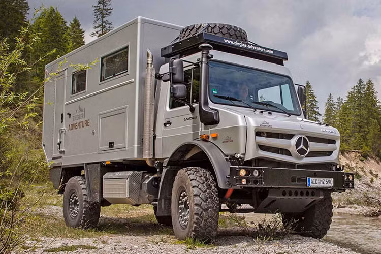 Công ty chịu trách nhiệm tạo nên chiếc xe RV này là Stone Offroad Design - viết tắt là SOD - có trụ sở tại khu vực phía nam Munich, Đức. Nó được gọi là nhà di động SOD Rise 4x4, và như bạn có thể tưởng tượng, việc sử dụng một chiếc Unimog mạnh mẽ làm nền tảng có nghĩa là SOD không cần phải lo lắng đến việc nâng cấp hệ thống máy móc. Thay vào đó, công ty tập trung vào hệ thống mô-đun được gắn ở phía sau, một bộ phận có thể được tháo ra và sử dụng độc lập nếu muốn.