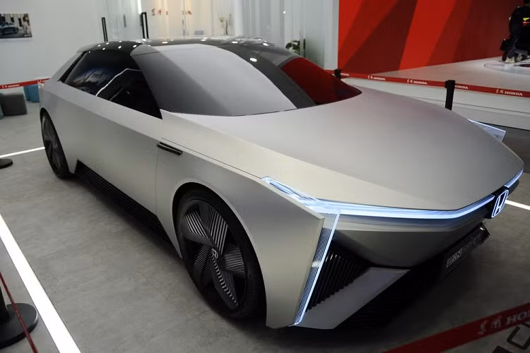 Honda giải thích rằng chữ “e” trong tên thương hiệu con mới là chữ viết tắt của e:Technologies (công nghệ điện). Là một phần của sự thay đổi quan trọng, Honda tuyên bố từ nay sẽ không giới thiệu bất kỳ loại xe chạy xăng thuần túy nào mới trên thị trường. Trong khi đó, chữ N là viết tắt của cho chữ “new” (mới) và “next” (tiếp theo).
