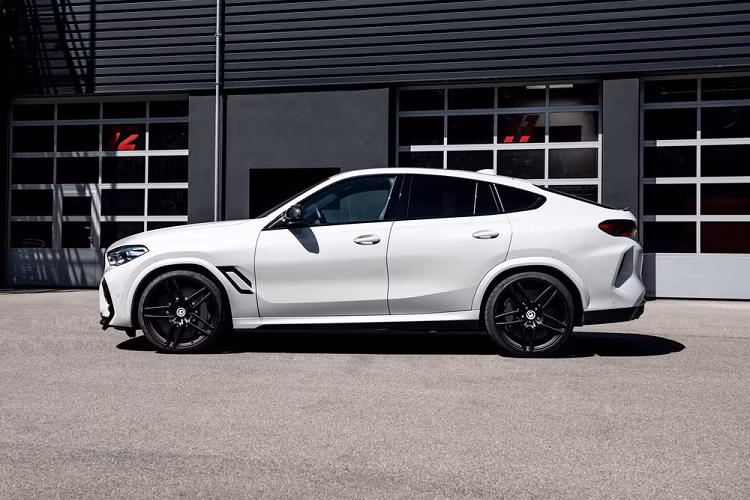 G-Power cũng tăng tốc độ tối đa lên thành 299 km/h, khiến nó chỉ chậm hơn một chút so với Lamborghini Urus (306 km/h). Nếu người mua vẫn còn dư thừa kinh phí, G-Power cũng cung cấp bộ la-zăng độ cỡ 23 inch bọc trong bộ lốp hiệu suất cao cỡ 315/25 và một hệ thống treo được hạ thấp để khiến chiếc BMW X6 M trông dữ dằn hơn.