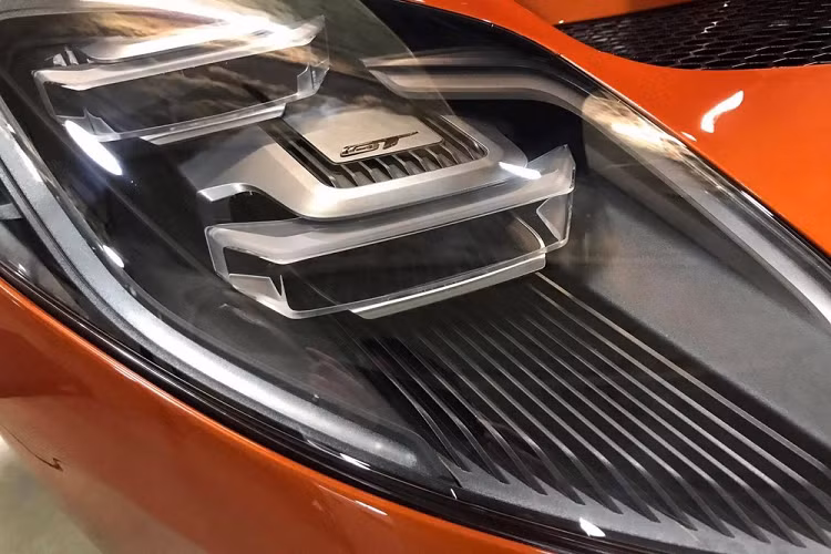 Chiếc siêu xe Ford GT đầu tiên về Việt Nam dự kiến sẽ được nhập khẩu không chính hãng. Đây sẽ là 1 trong những siêu xe đáng mong chờ về dải đất hình chữ S trong năm 2021 cùng nhiều chiếc xe hypercar khác. Siêu xe Ford GT thế hệ mới được trang bị khối động cơ EcoBoost được đánh giá là mạnh nhất của nhà Ford.