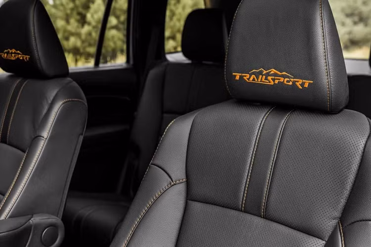 "Trái tim" của xe là khối động cơ xăng V6, dung tích 3.5L, tạo ra công suất tối đa 280 mã lực và mô-men xoắn cực đại 355 Nm như bản thường. Động cơ kết hợp với hộp số tự động 9 cấp. Là phiên bản tập trung vào khả năng chạy off-road hơn nên Honda Passport TrailSport 2022 đương nhiên được trang bị hệ dẫn động 4 bánh toàn thời gian với hệ thống điều hướng mô-men xoắn.